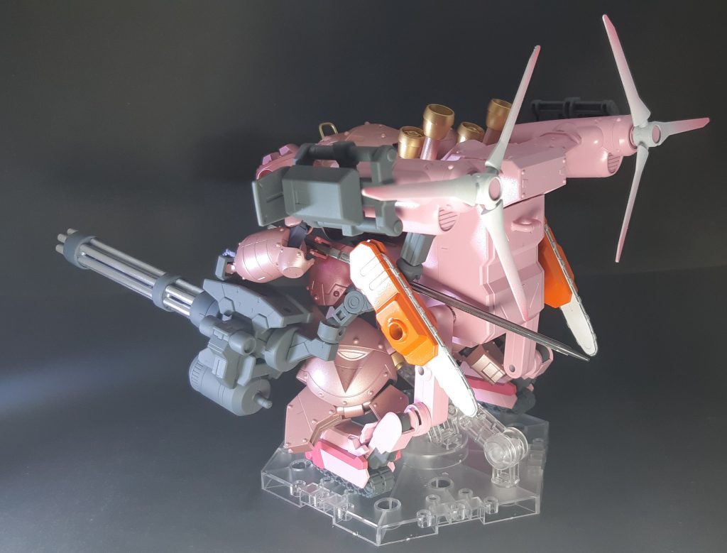 斜め後ろから。ローターをグラデーションにしてみました。ティルトローターパックは腰後ろの武器マウントを利用して接続してます。チェーンソーは家の物を参考にオレンジで塗装しました。