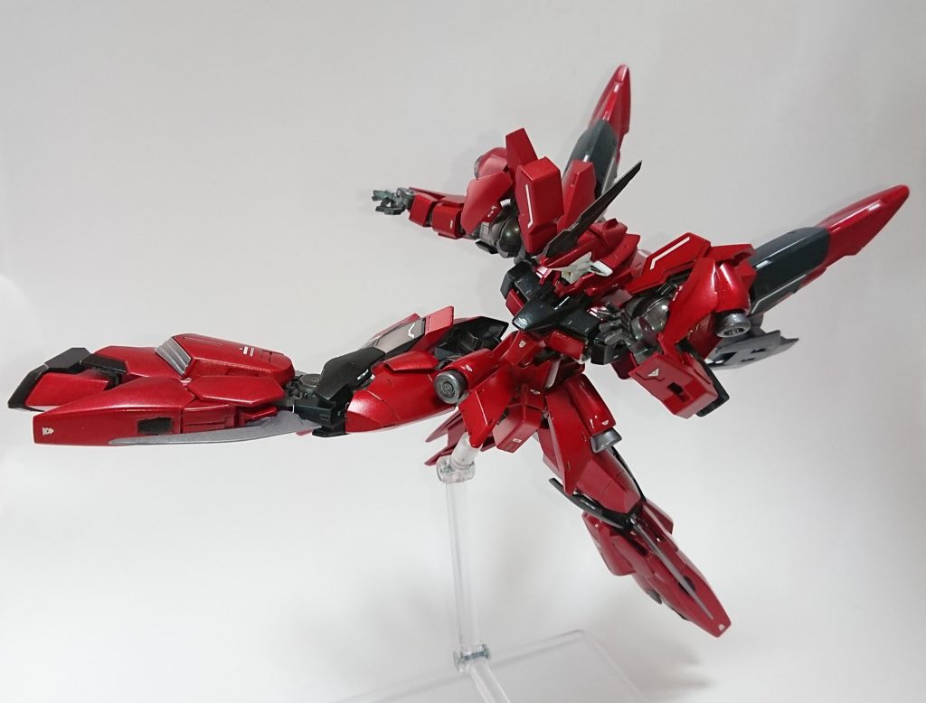 レッグエッジ通常のレギンレイズよりも伸びた脚を活かそうと脚部に装備された刃。切断するより思い切り当てて潰す。