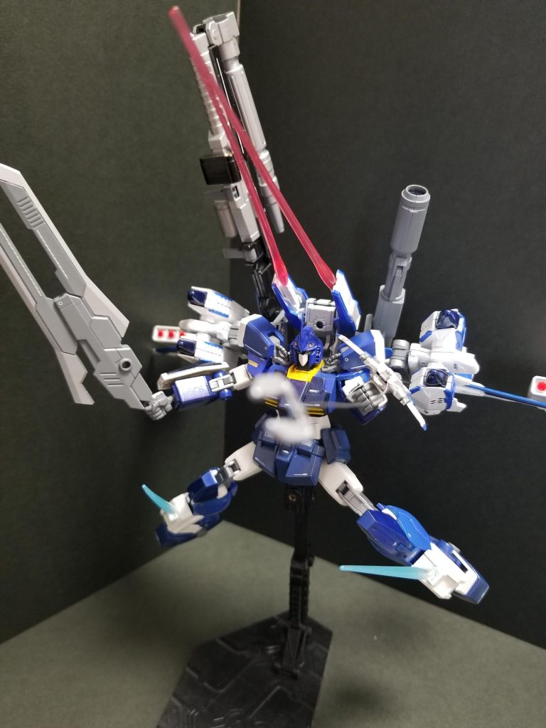 尾の様なパーツはシールドとして装備も可能、かつ差し替えでアンカー兼ヒートロッドとしての運用も可能。