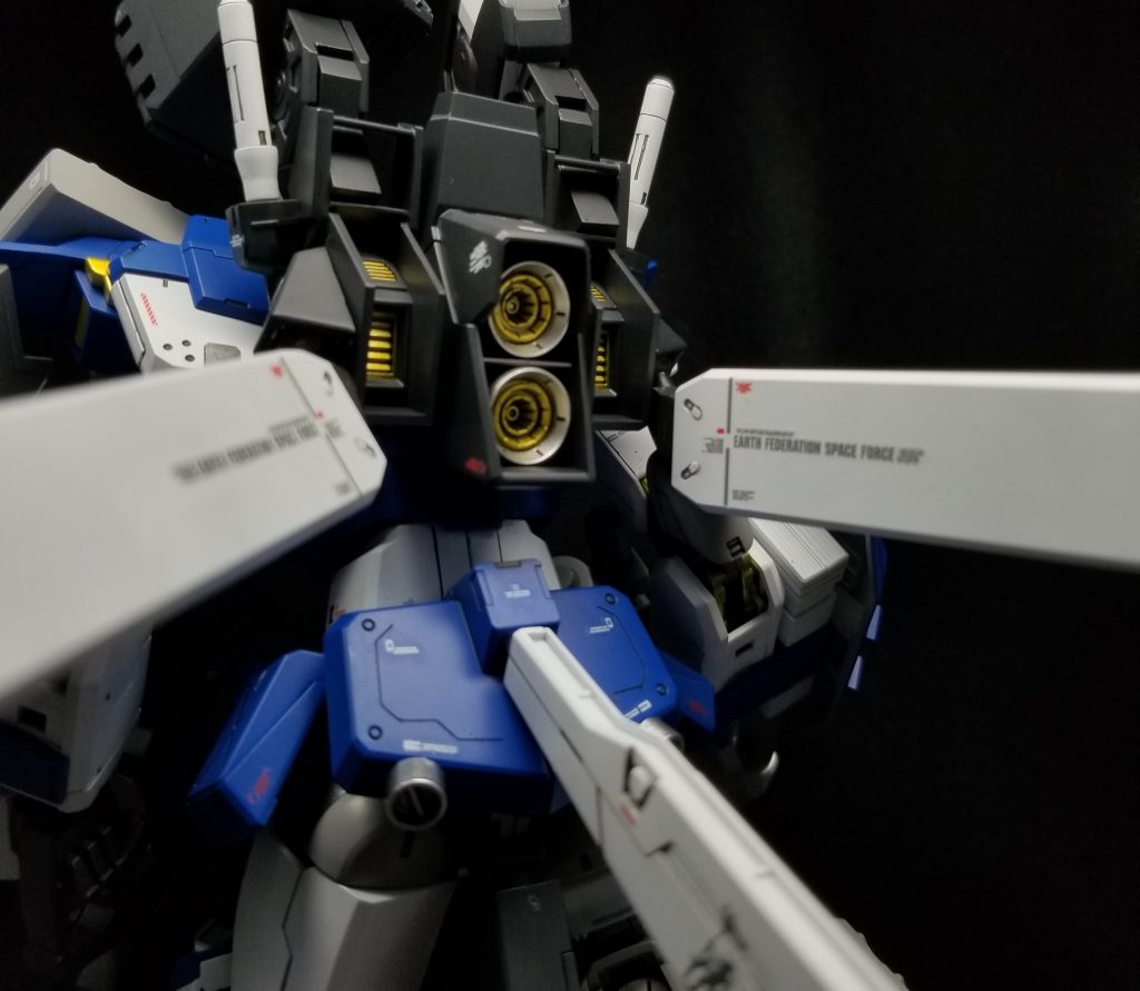 腰のタンクは差し込みですが背中のタンクはボールジョイントなので保持力は乏しいです。この辺りのミキシングが今後の課題ですね。