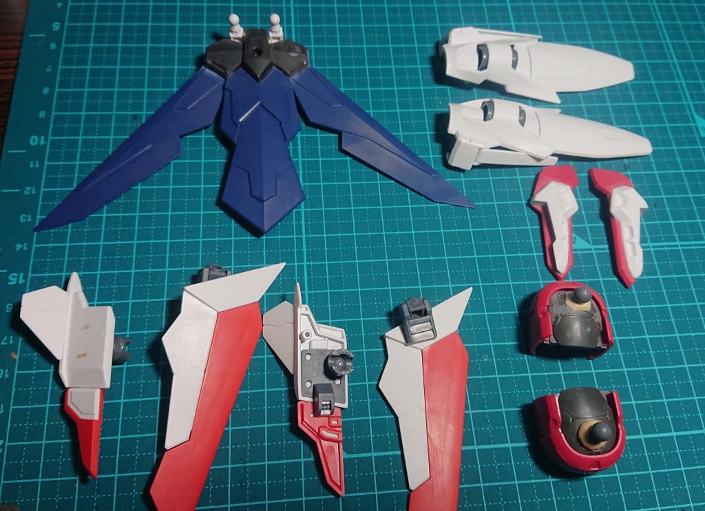 ミキシングに使用したのは、ガンダムエアマスターのウィング、GP03の腰部スラスター、ビルドパーツのウィングです。
ビルドパーツや補強などのエポパテなど初挑戦ばかりでした。