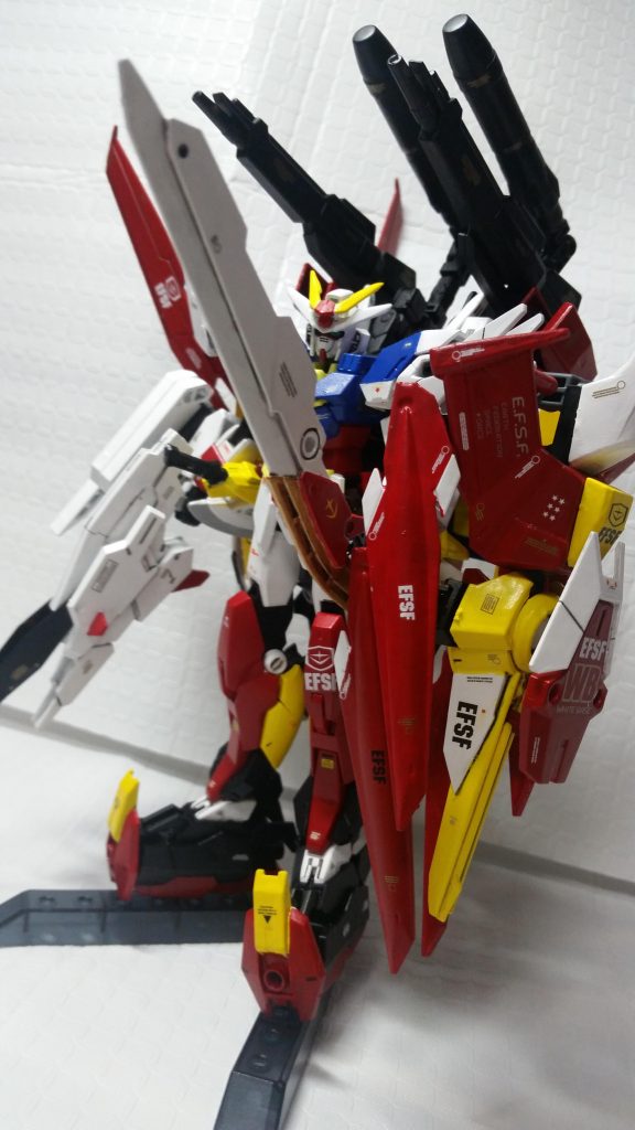 ノーネイムライフルをシールドとしてアレンジして、左肩からビルダーズパーツでジョイントしました。