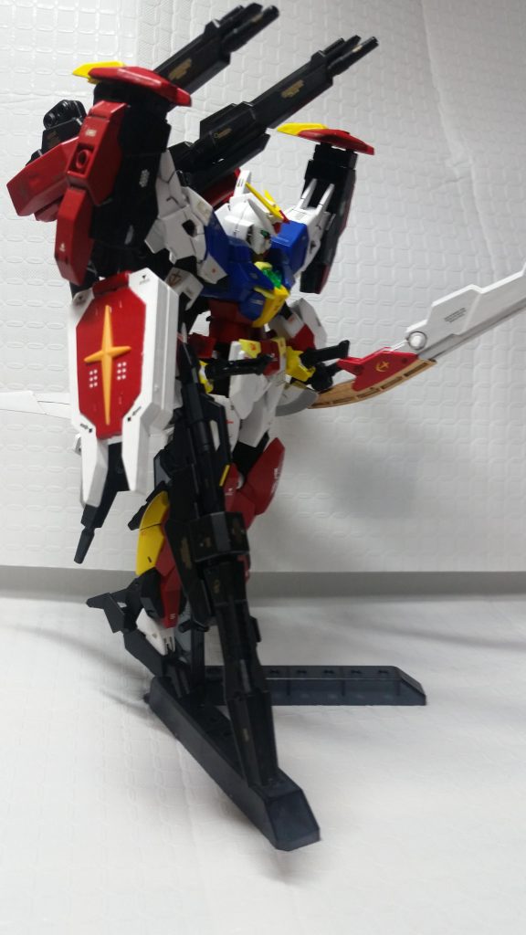 ヘビーガンダムのシールドを使って、パーフェクトガンダム風に装備させました。