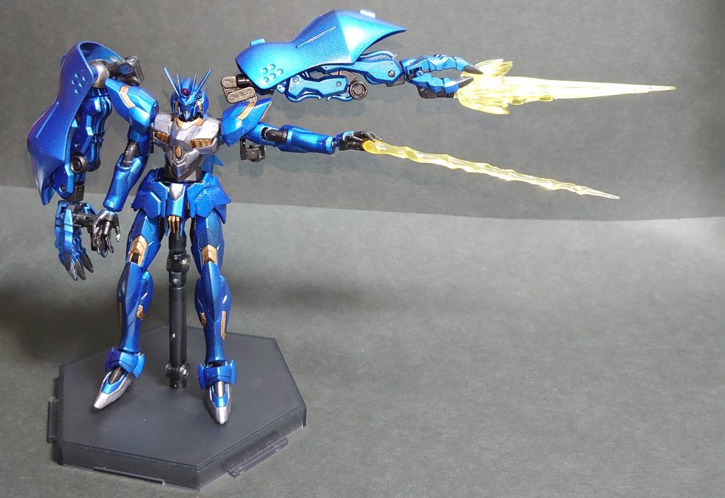 *・メガビームスパイク*
変更式ビームカノンからは椀部ビームバルカンと同様にビーム刃を発振可能となっています。
バクトやザムドラーグに装備された物の発展型で、威力と取り回しを両立しているという設定。