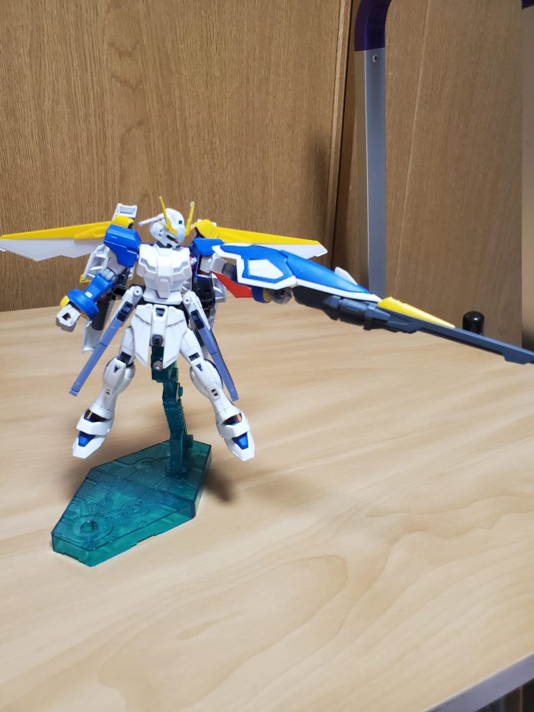 武装はバスターライフル、腰部にビームサーベル2本、レールガン2門と少ないように見えるが、高い機動力でそれを補っている。
ちなみに、バスターライフルをシールドに接続した状態で使用することで、カートリッジを節約することが出来る。