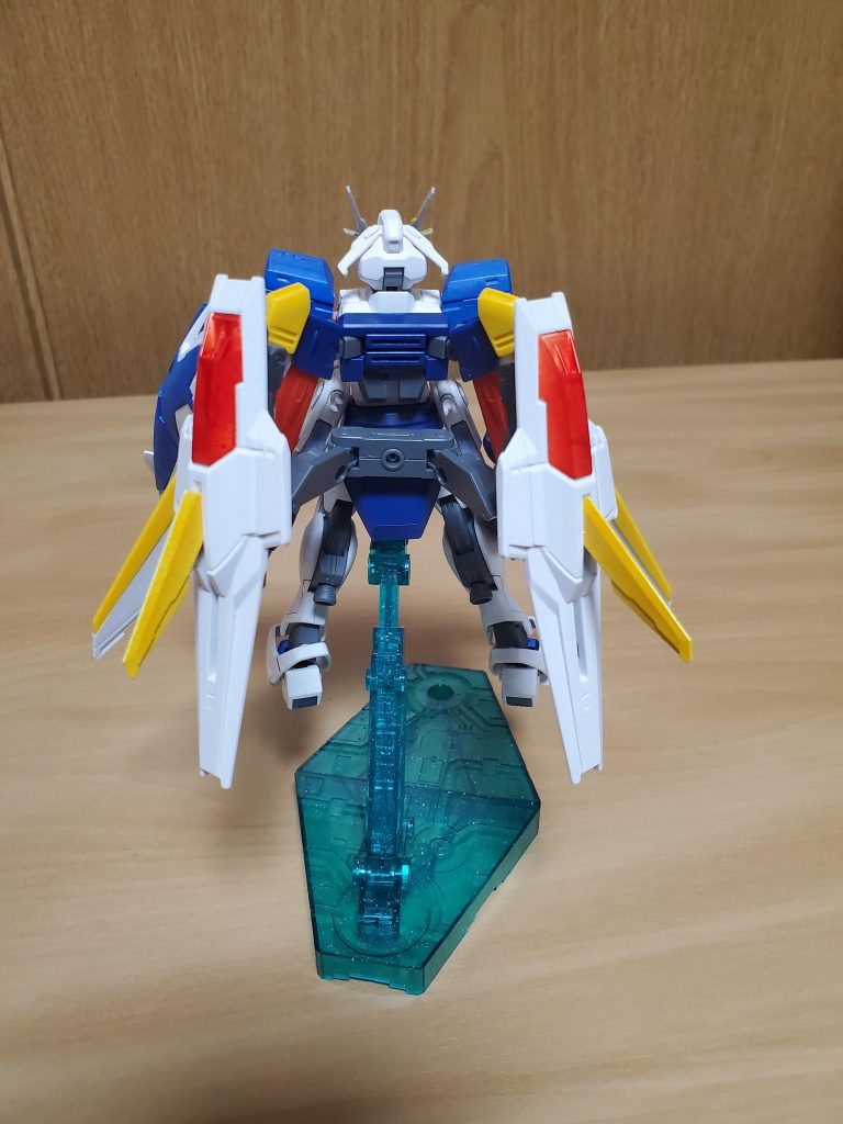 背面にはメテオホッパーを参考にした追加ブースターを装備。これにより機動性が格段にアップしている。