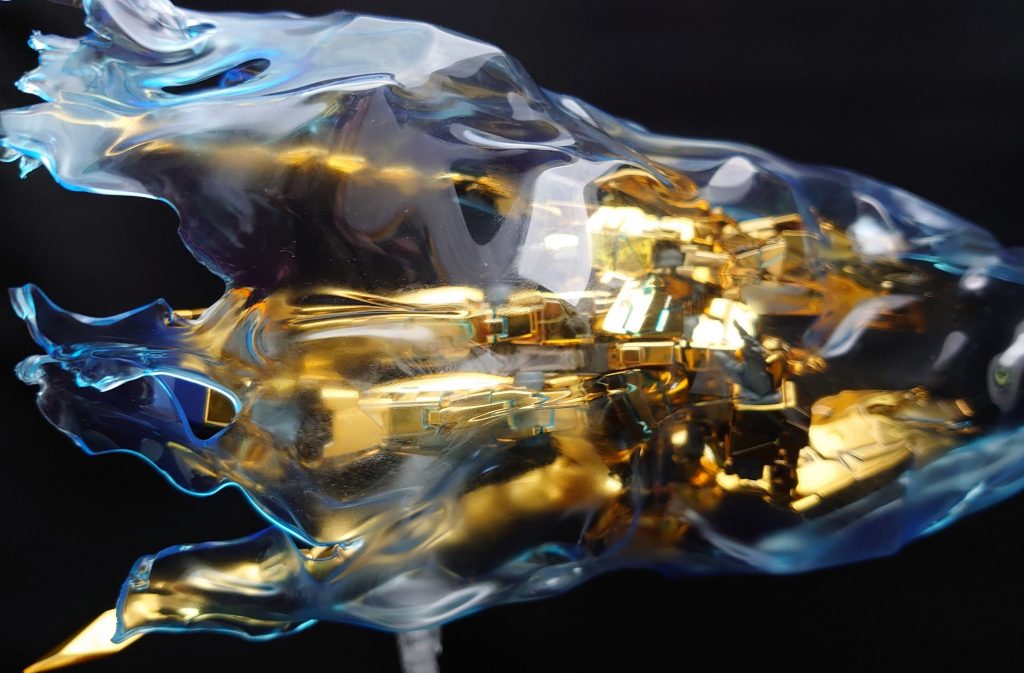 プラ板は前側だけ覆うイメージで
少しだけ後ろに回り込んだ端を引っ掛けてます。