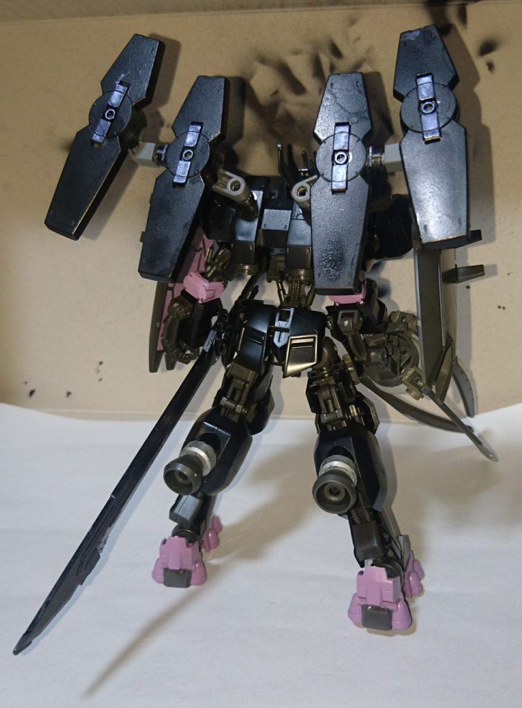 背中のバックパックにグレイズのブースターを4つ追加しました。
それぞれ可動します。

※前回作成したヴァサーゴの羽付きバックパックと交換可能です。