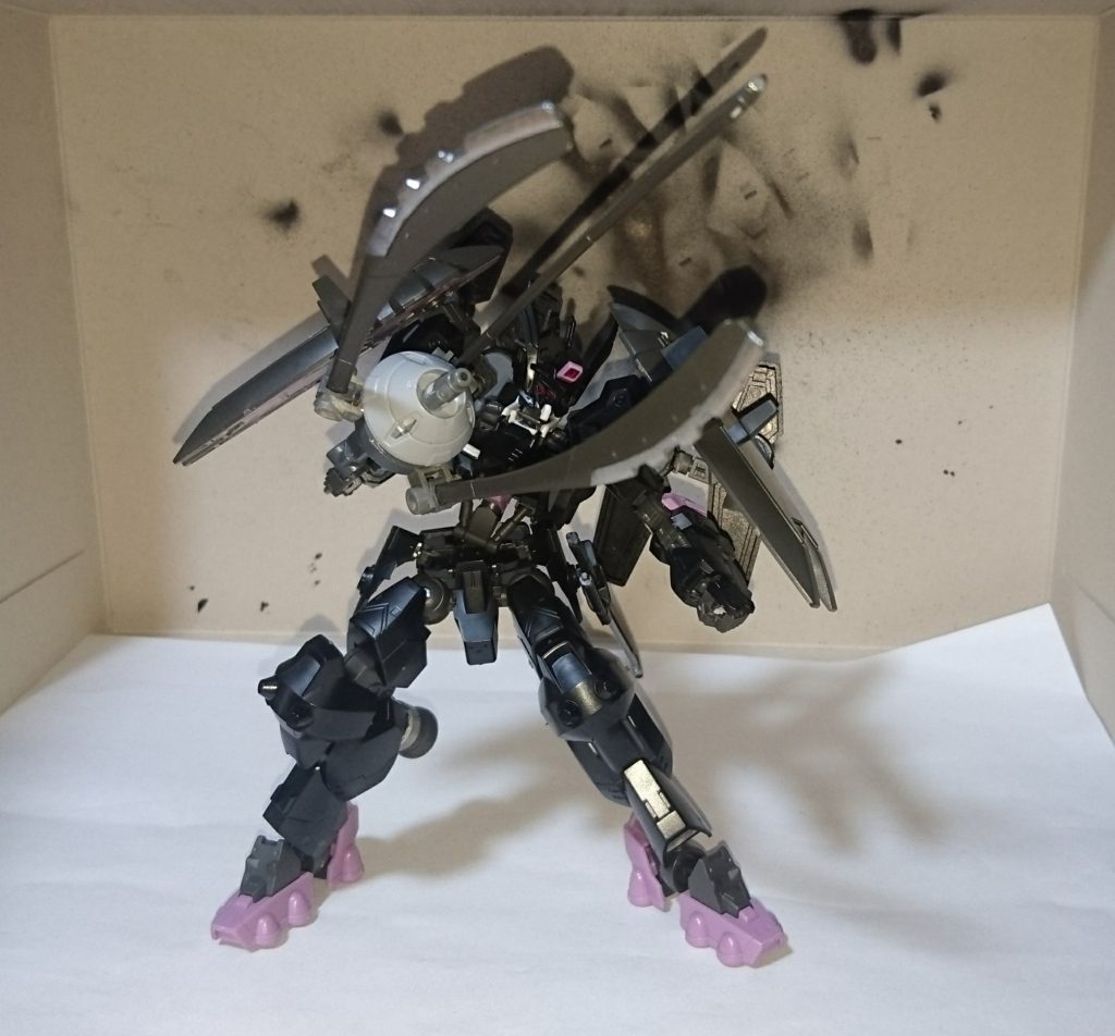 今回のメイン武器
ハンドシュレッダー「アイアン・セイヴァー」
元ネタはワイルドアームズ2のオデッサ特戦隊「コキュートス」の１人、トロメアの武器を参考にしました。


ビルダーパーツのクローにウヴァルのグレイブを半分に切ったのを3本付けました。
クローの中心には、銃口が付いてます。
また重量があるので、各関節の強度を高めてます。