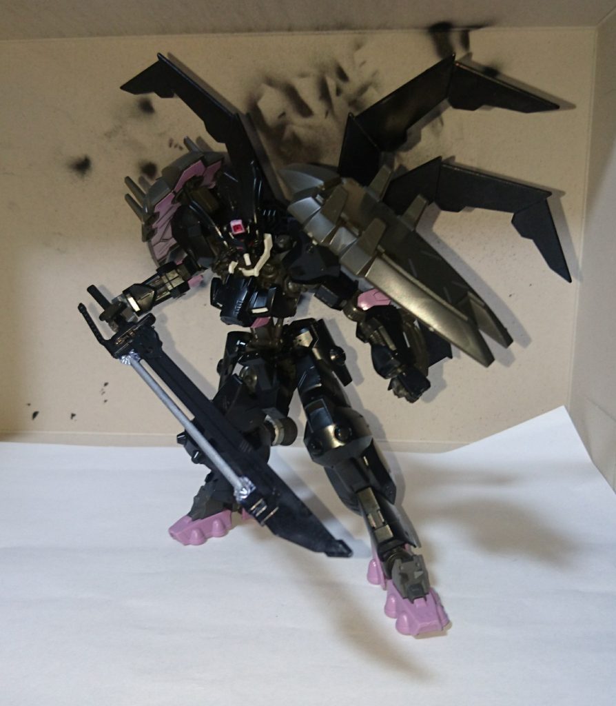 ここからヴァサーゴ羽付きのバックパックに換装。

アイアンセイヴァー以外にも、大型剣を一つ装備しています。
※ソードストライクのやつです。