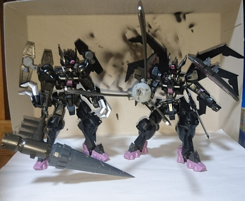 前作のクラッシャーと並べてみる

どちらもデカイ武器を持っているのが特長ですね。
バックパックはその時の気分で交換します。