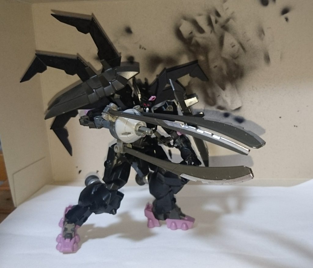 このアイアン・セイヴァーで出来ることは、切り裂く、突き貫く、相手を掴む等多種多様に出来ます。