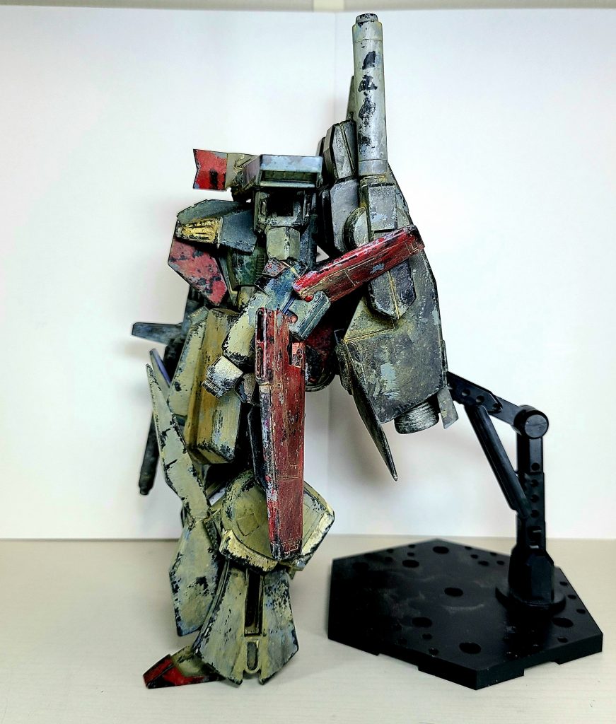 バックパックが大きすぎるため自立しません。