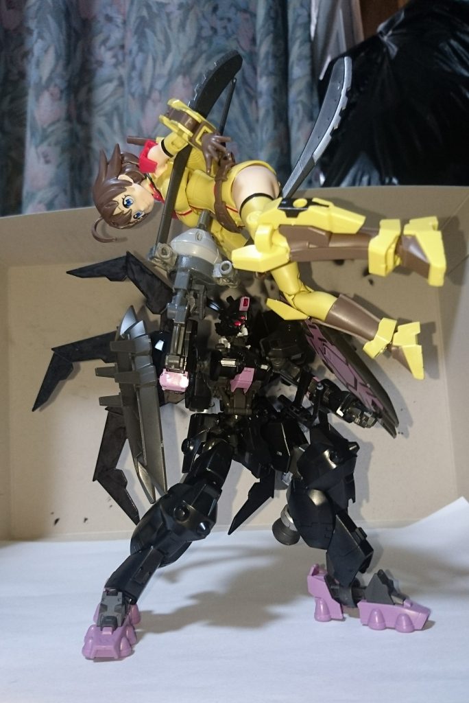 相手が軽ければ、写真みたいに持ち上げることも出来ます。
…しかしこれは、残酷だぜ。 

※ナナミファンの人達、ごめんなさい