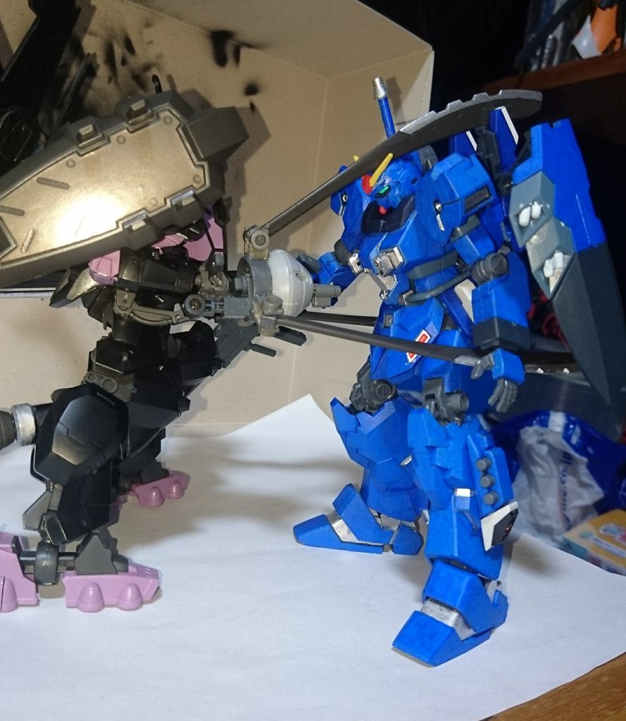 相手の懐まで接近しつつ、アイアン・セイヴァーで挟み、身動きを封じた所に、クローの銃口がコックピットを狙います。