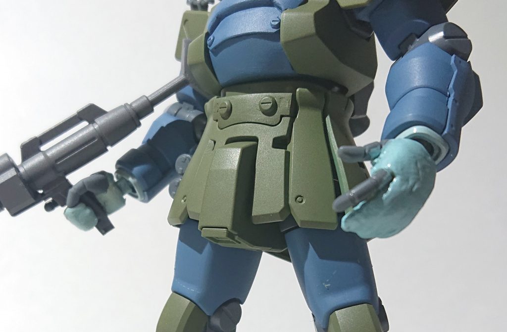 各ハンドパーツにも、設定画通りマニピュレーター保護用?の布をパテで再現しています
(ちゃんとグリップできるよ!)