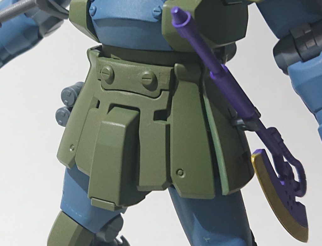 動力パイプなどを撤去してパテ埋めなどをしていますが、ザクⅡF2の装備も装備できます!
シールドは撤去したスパイクを接着してザクⅠのシールドっぽくしています