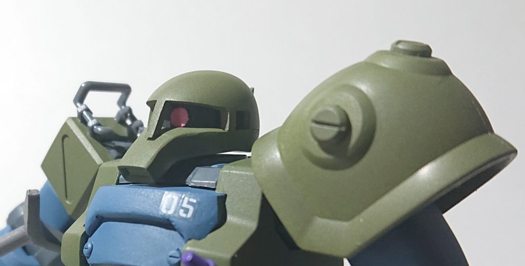 大きな変更点としてザクⅠっぽくするために、頭部上部を若干削りプラ板で仕切り?と後頭部のアンテナを作ったり、両肩のスパイクやシールドや動力パイプを撤去しています