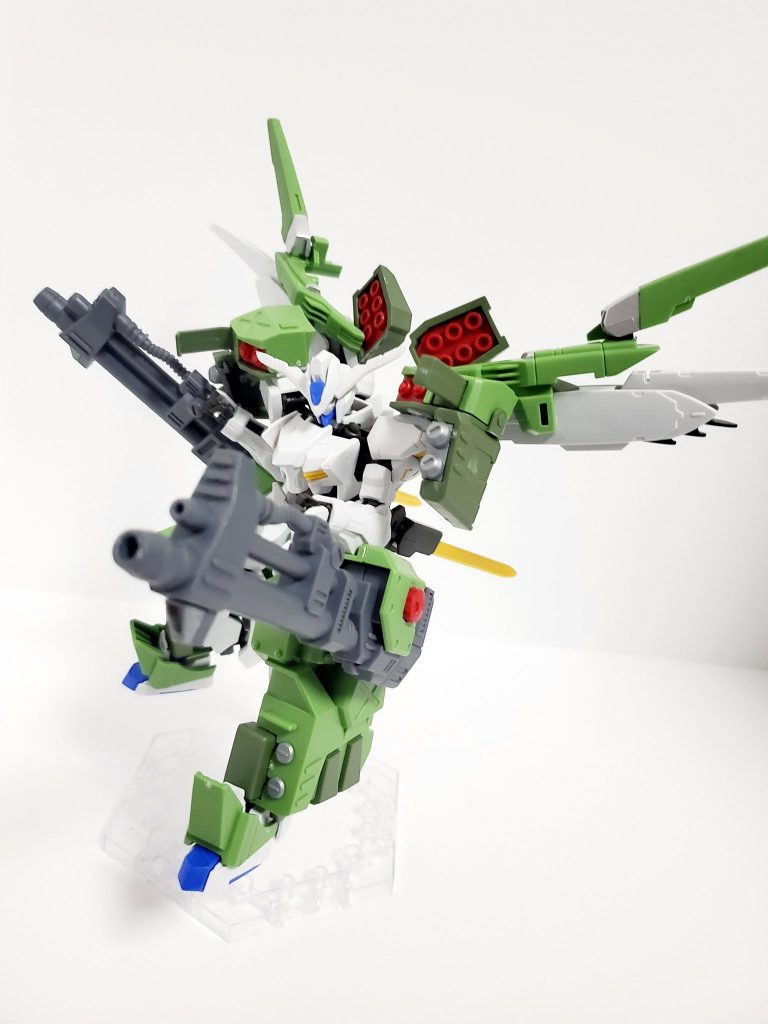 「GO！パンツァー！！」
機体名:バエルゼロ／パンツァー
パンツァーユニットを装着したバエルゼロの遠距離戦闘形態。
バエル本来の性能とは真逆の遠距離特化の重装甲で相性がいいとは言えないが、機体防御性能の向上と敵の虚を突いたトリッキーな戦闘ができる。
両腕部に装備されたハイブリッドキャノンと各部ミサイルの一斉掃射の威力は鉄血世界のMSであっても一溜りもない。