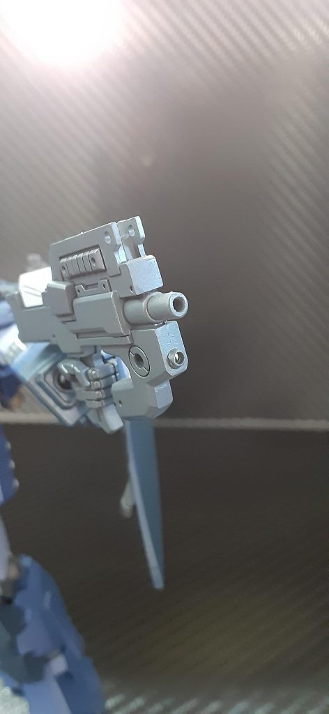 旧モデルの陸戦ジムのマシンガンのマガジンだけ拝借して、取り付けられるよう擦り合わせました。