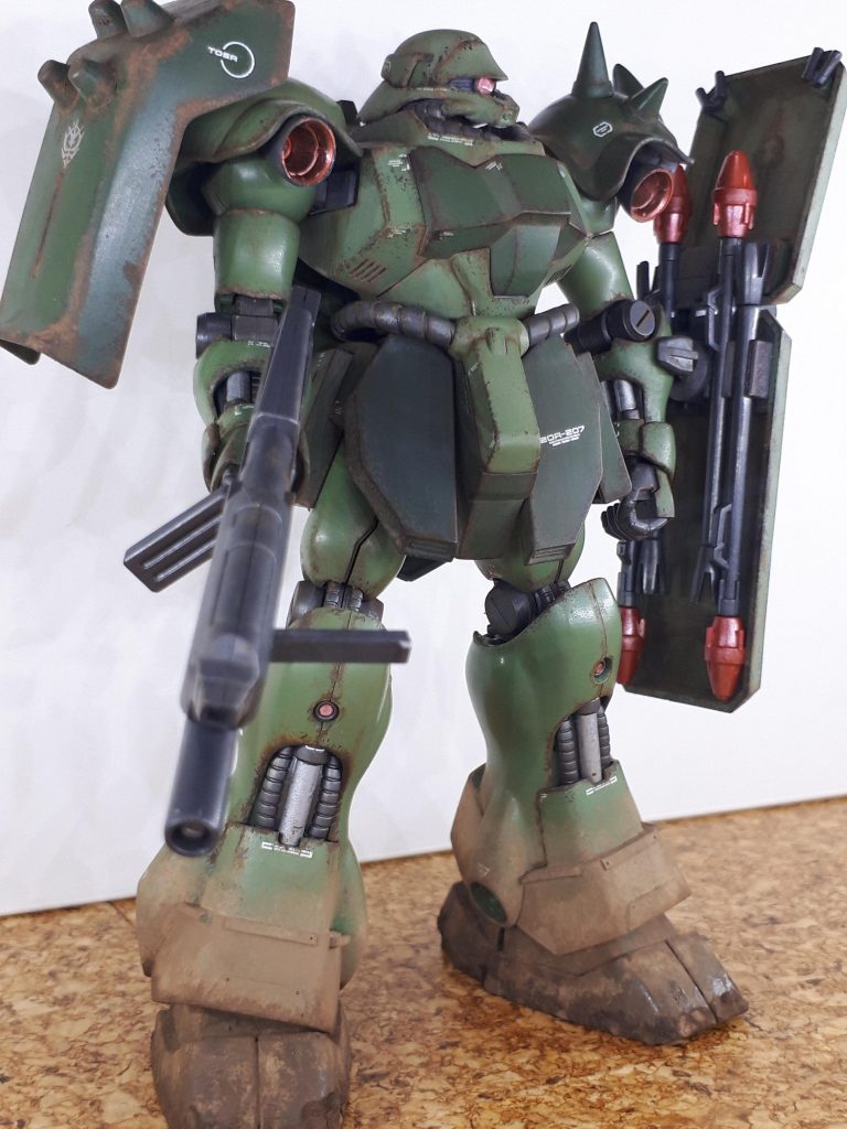 あまり貼りすぎないようにバランス見ながら各所に水転写デカールで