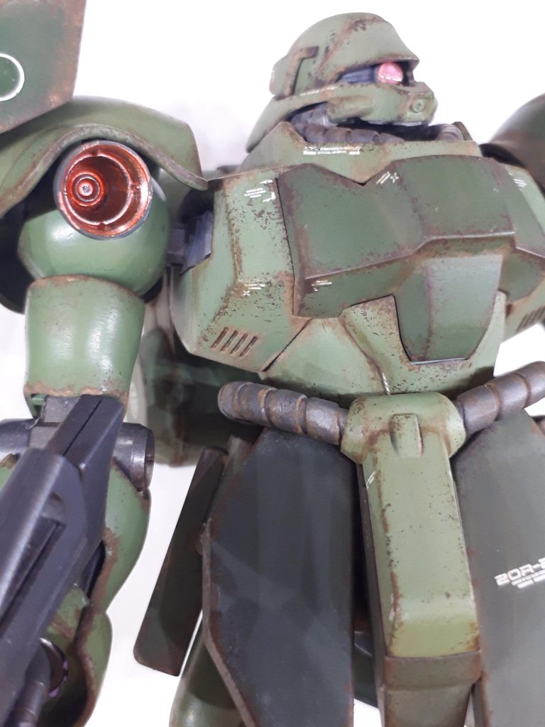 バーニアはガンダムマーカーのメタリックレッドで　モノアイはHアイズです。