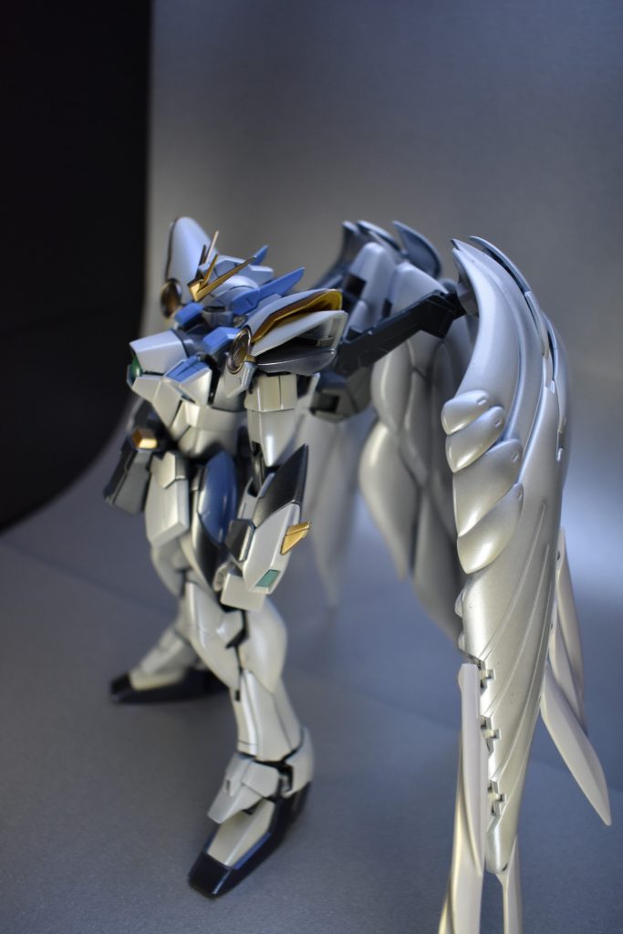 翼の筋に沿ってクリアブラックでシャドウを吹いています。