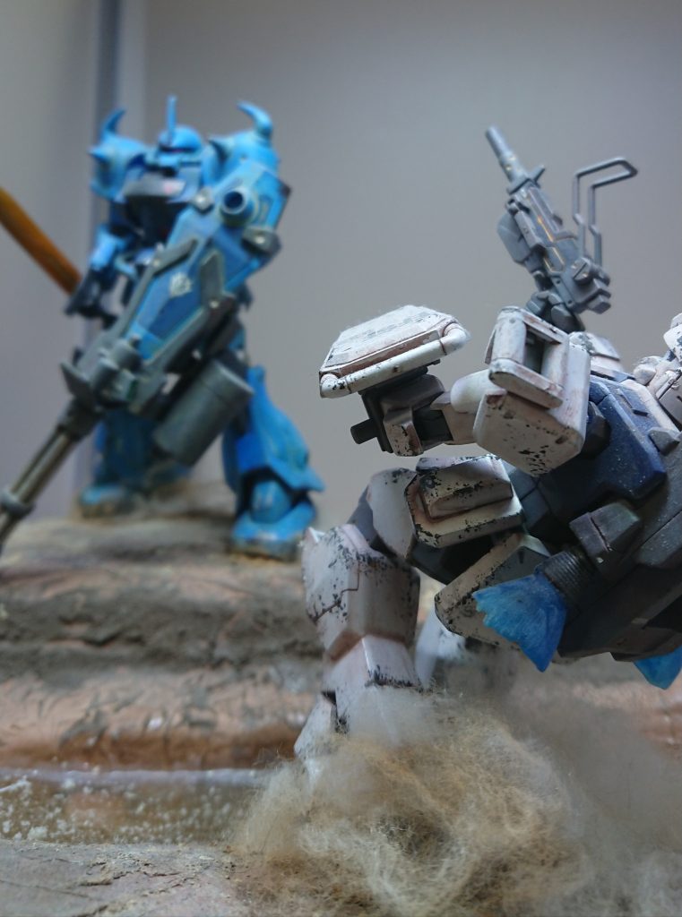 倒れそうになってバーニア吹かして耐えてます。的外れな発砲で慌ててる感じに。