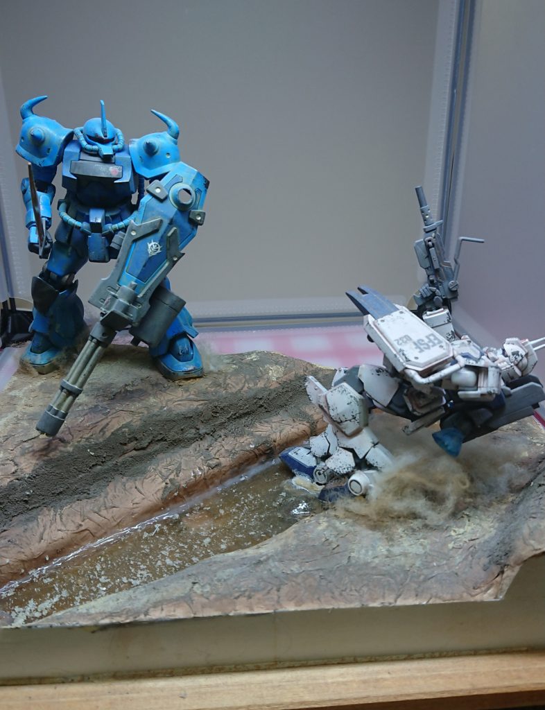 ジオラマのベースもいまいち( ´△｀)
外周もプラ板張り付けただけのクオリティ。水表現も素材を流しただけです。