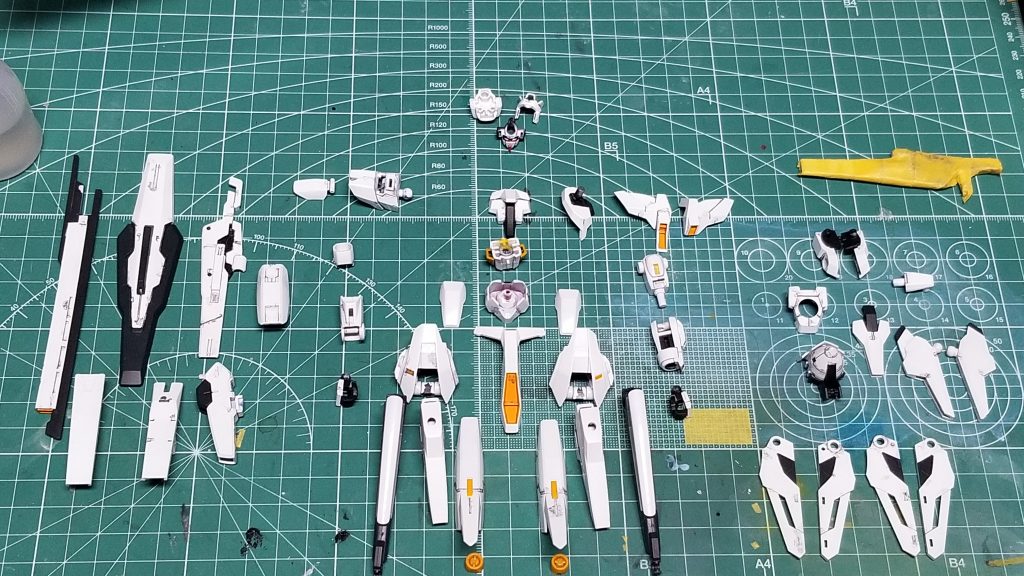 色は主に
アルティメットホワイト
ジャーマングレー
ダークブルー
黄橙
スミ入れもジャーマングレーです。
最後までご覧いただきありがとうございました。
ミキシング改造これからも頑張って作っていきたい所存です(。-ω-)