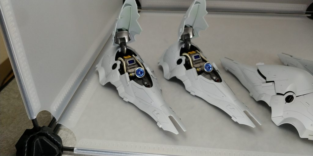 バインダー内のメカディテールです。隠しスラスタｰとラジエーターを仕込んでます。