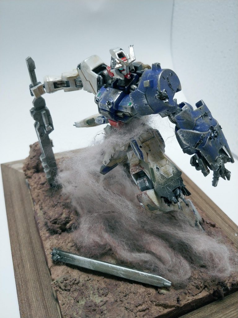 なんで左側だけゴツいんだべ?→左側で防御するからだな→なら左側が被弾率高いはず
ってことで左側を重点的に壊してます。盾、ナックルの指、バーニア、顔…破壊しがいがあります