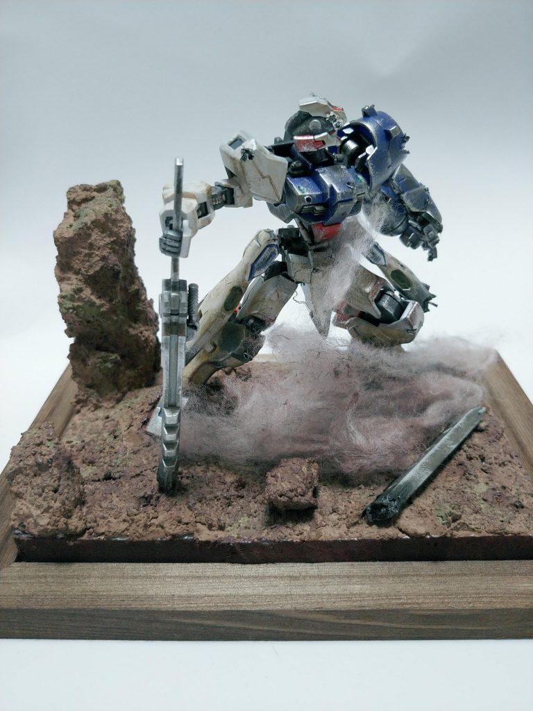 横向き。向かっていこうとしている感じがお気に入り。あと、ジオラマもセメント使ったりして力を入れました。もちろん全部100均!