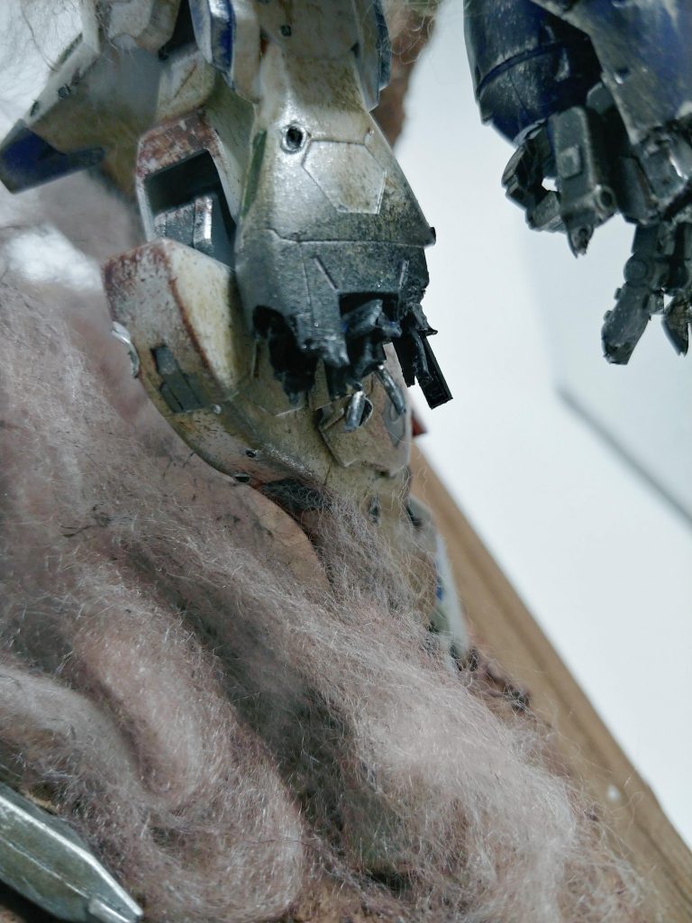 今回の破壊ポイント。被弾かオーバーヒートかでバーニアが爆発した設定。中のメカとか焦げた感じとか頑張りました