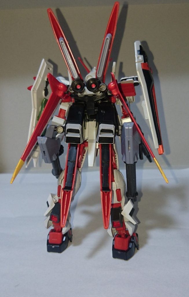 増設したブースター付きウィングは外すことも出来ますし、画像のように畳めます。
※このウィングはセイバーガンダムからの移植です。