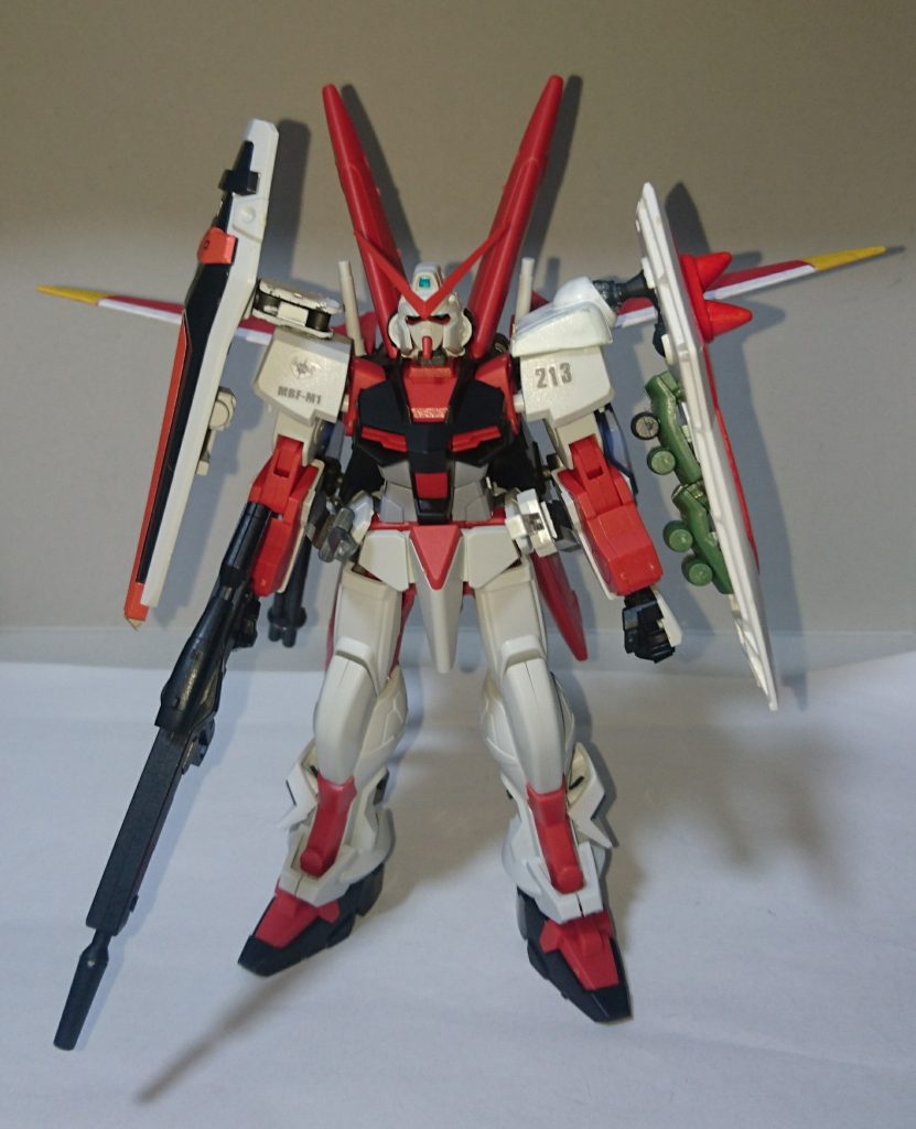 ブレイズザクウォーリアに乗っていたという設定なので、シールドは両肩に装着。
ザクシールド裏にハンドグレネードを装着しており、一つだけ色が違うのは、閃光弾という事にしているからです。
※勿論、ビームトマホークも取り出せる設定です。