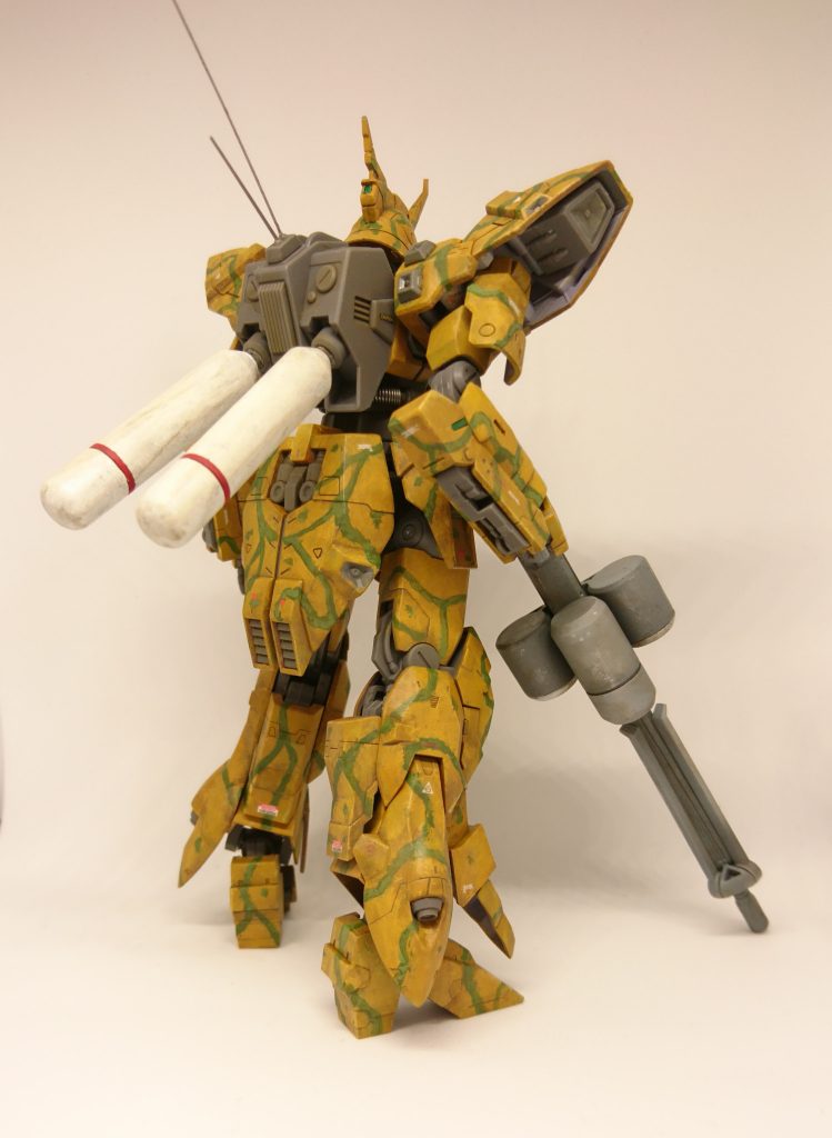 陸戦型なのでファンネルはオミット。プロペラントタンクをぶっ挿しています。