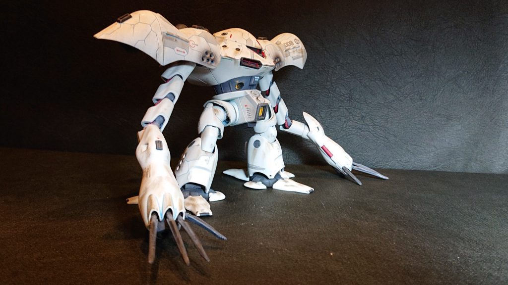 フロント側は、BMCタガネ0.15にてランダムモールドを施して、面の大きなハイゴッグに情報量を増加しました。
塗り分け部分塗装では、ライトグレーを配置して現代風のカスタムとしてます。
本体はタミヤラッカーのレーシングホワイトに、ほんの僅か青を足しています。
このアングルではSの字立ちがキマってます。