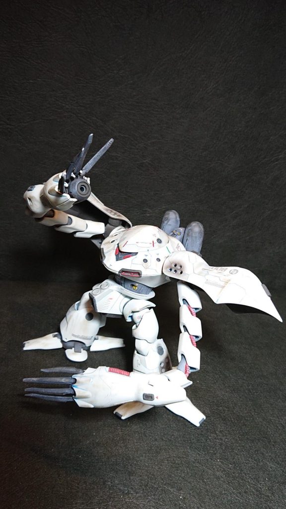 長大な腕は、絶妙なバランスです。
可動も良いので、様々なポーズをとれます。足パーツも結構動くんですが、パーツ同士が干渉するので、下処理が必要ですね。