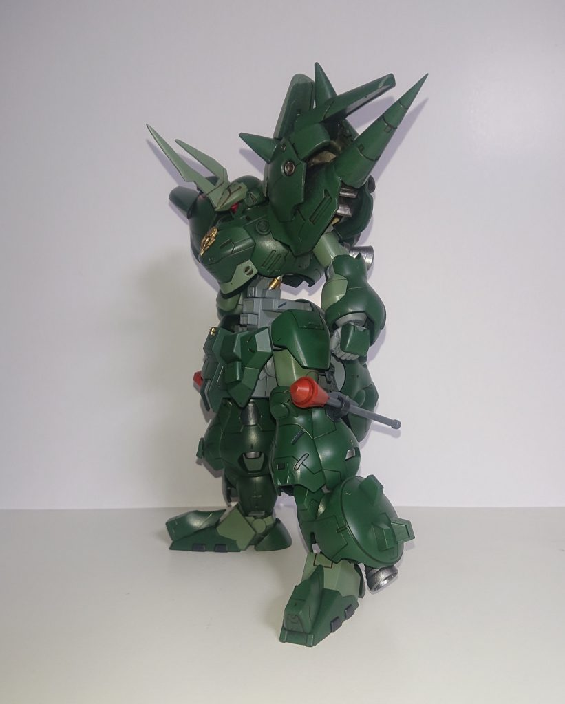 左から
こちらはケンプファーの非対称を意識してガラッゾのパーツやジャンクで右肩との違いを出してます。