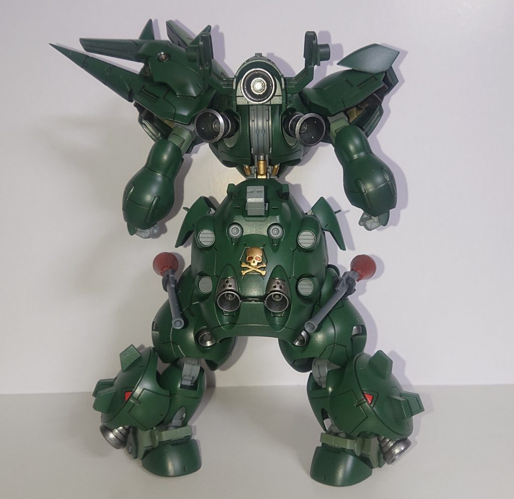 バックショット
ビルダーズパーツのバーニアを追加し、マンロディのバーニアにブキヤのバーニアを貼り付けて大きくしてます。
腰にはグシオンの背中をフレームごと接着。背中には榴弾砲、腰にはアックスがマウントできます。