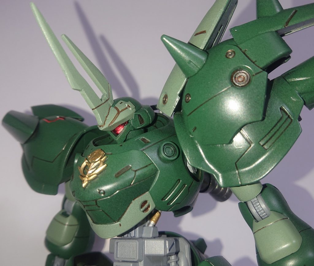 頭部アップ
頭部はガラッゾにチェンジリングライフルのブレードを付けて、ヘラクレスオオカブトを意識してます。ボディはマンロディ、エンブレムはビルダーズパーツとMSGのメカレリーフより。