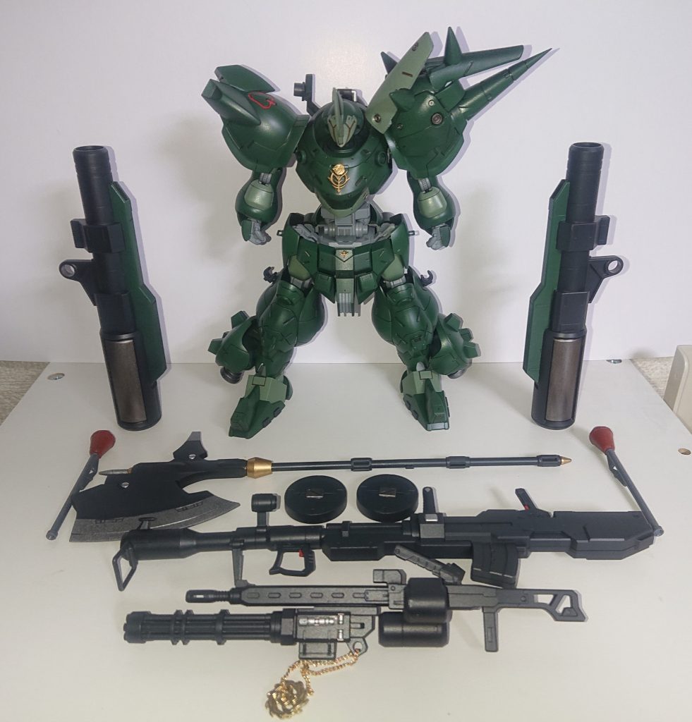 スタティックディスプレイ
今回は近接格闘よりのTayuさんの機体のサポートとゆうことで、射撃武器が多めです。かつケンプファーとしてのシルエットを崩さないように意識しましたf(^_^;
左肩のマントは0,2のプラペーパーを炙って作ってます。