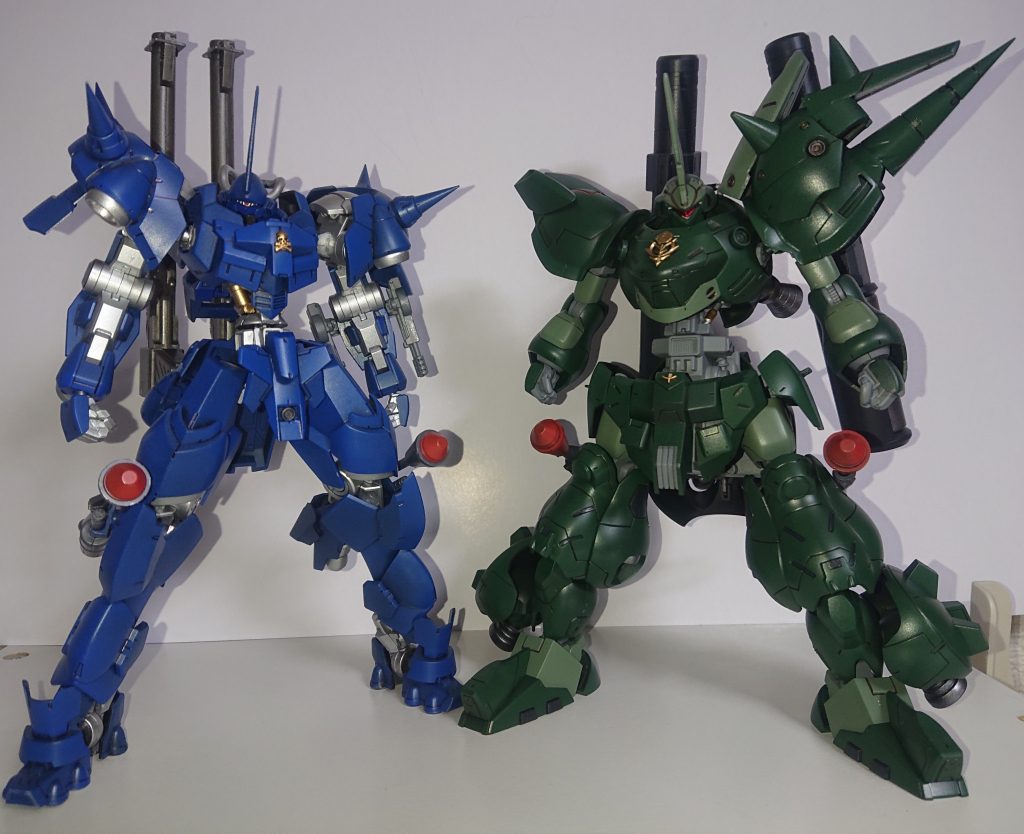 鉄血ケンプ第1作目とのツーショット。1作目はTakuya氏のグライファーを意識したのでスマートですが、今回はがっつり本家イメージで作りました(^^)