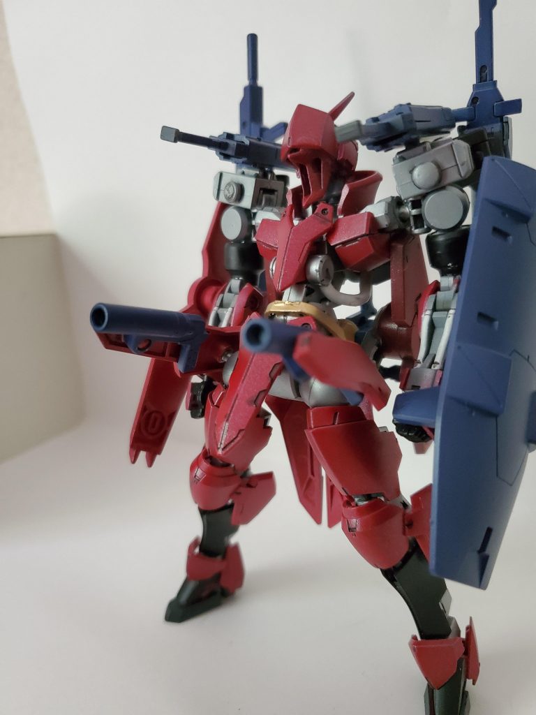 太ももの付け根の装甲には銃を取り付け手を使わなくても発射出来るようにしてます。