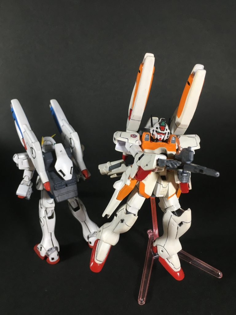 ヘキサは水性ホビーカラーの筆塗りでテカテカ、白は黄ばんでしまいました。スミ入れに油性マジックを使ったりしていました。無謀だった。
 ツノ付きV1はラッカー系とエナメル塗料のスミ入れです。黒がうまくふき取れずに、にじんでいる箇所がたくさんあります。