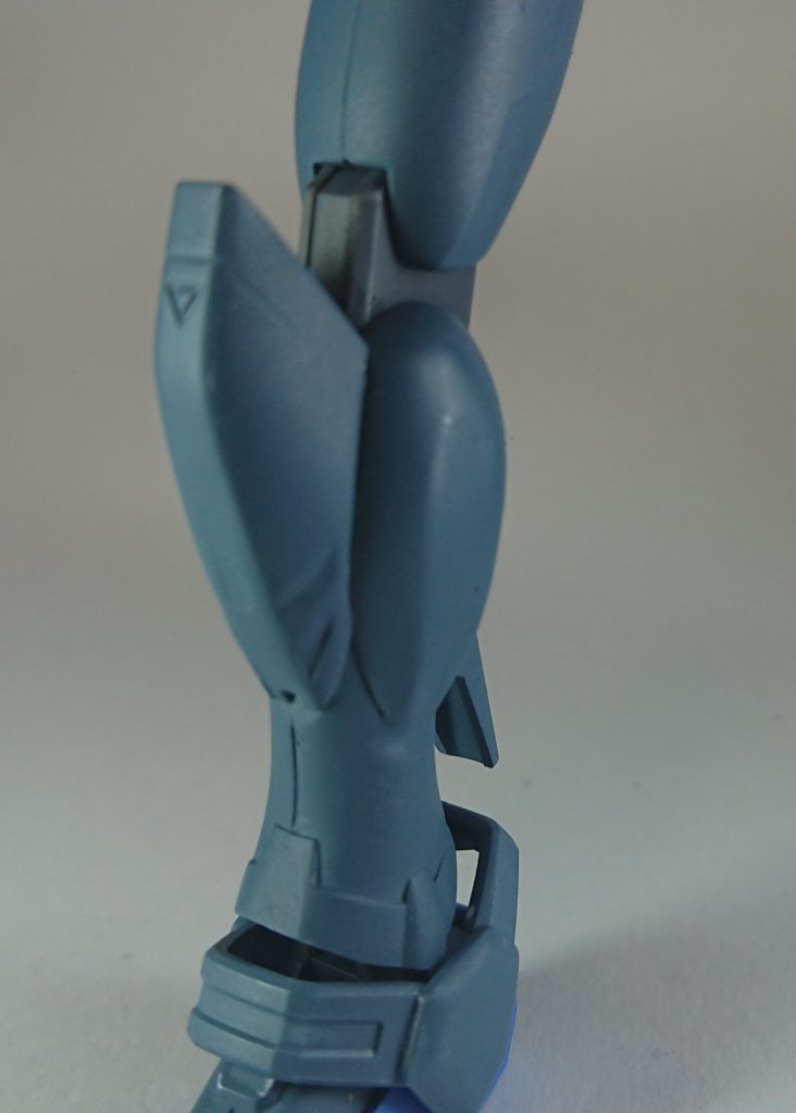 ダイバーズの世界観で作っているのでファイターズ独特のクリアパーツは写真のように足左右四ヶ所はパテで埋めてからやすり、ほかのクリアパーツはアクセントとして、黒で塗装しました。