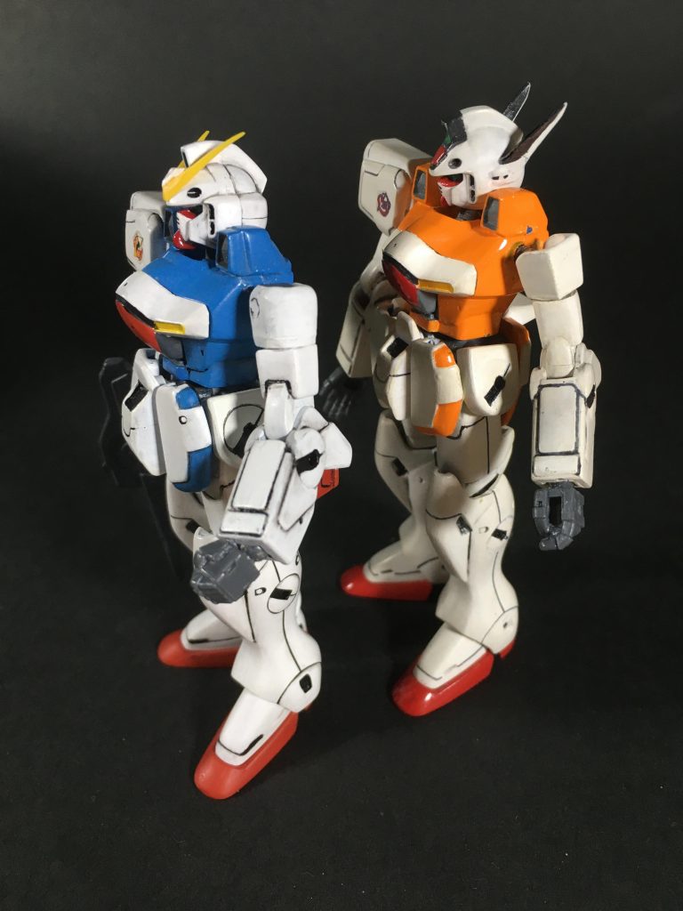 平手や握りこぶし、ビームガン、エムブレムのシールなどは「武器セット」のものです。最大の改造ポイントは肩と上腕、横ロールの追加です。