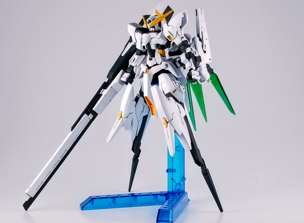頭はGNアーチャーのフェイスガードを排除。
下のガンダムフェイスを露出させてハルートのアンテナを接着。
胴体はGNアーチャーの胴体にGNアーチャーのフロントアーマーとAGE-1フルグランサのダクトを接着。
腹パーツはクアンタのものを使用。
腰もクアンタのを使用。
フロントアーマーにHi-νブレイブのパーツを接着。
リアアーマーはバックパックと繋がっています。
脚はV2ガンダムの翼にゼッツーのスタビライザーやハルートの膝パーツを接着。
右腕はクアンタを。左腕はエクシアの物を使用。
武装は右腕にフルグランサのグラストロランチャーの先端にフライルーのライフルを接着。ナドレの盾を装飾に使っています
左腕はプロトGNソードにナドレのライフルを嵌め込み。