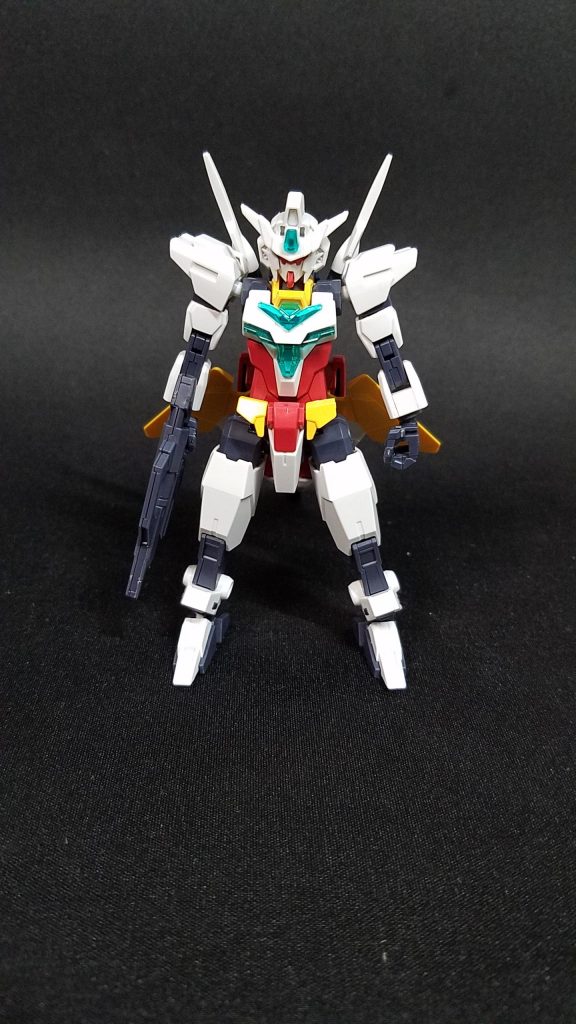 コアガンダムⅡ単体で
実はコアガンダム系統を触るのはこれが初めてです。恐らくになりますが、コアガンダムと共通パーツは関節(腿のフレームパーツは新規)バックパックとビームサーベル基部です。それ以外はすべて新規造形でした。
また、コアガンダムには無かった腹部に可動箇所があります。